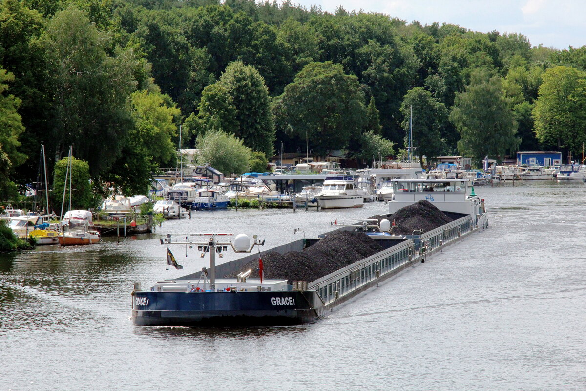 Koppelverband GSL GRACE I (02338756 , 86 x 9,60m) & SGMS GRACE II (02338757 , 86 x 9,60m) am 03.08.2021 auf der  HAVEL  unterhalb der Freybrücke in Berlin-Spandau auf Bergfahrt zur Spree.