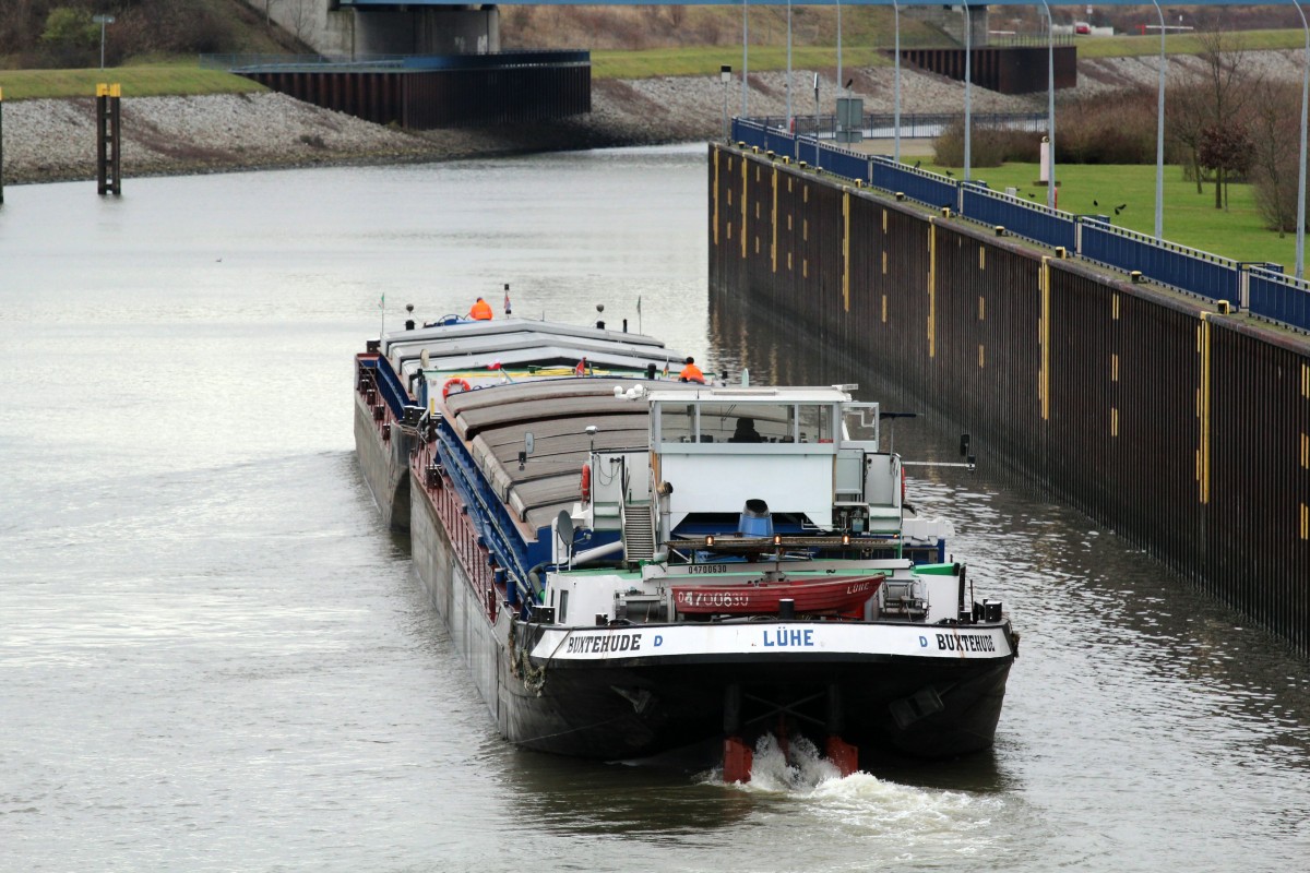 Koppelverband (KV) SGMS Lühe (04700630 , 85 x 9,5m) und GSL Oste (04502820 , 60,16 x 9,47m) war am 18.12.2014 in der Schleuse Rothensee zu Tal geschleust worden und fuhr anschl. im RVK Richtung Häfen MD. 