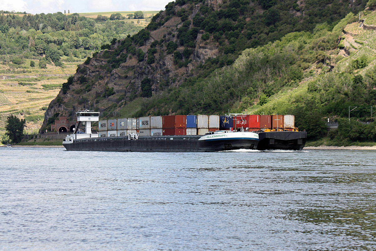 Koppelverband  Millennium ENI:02332799 L.105m B.11,45 T 2982 TEU 192 & Millennium II    
(ENI: 02332800) L.80m B.11,45m T2335 TEU 160 & zwei Leichtern am 31.05.2020 auf dem Rhein in Oberwesel zu Berg.