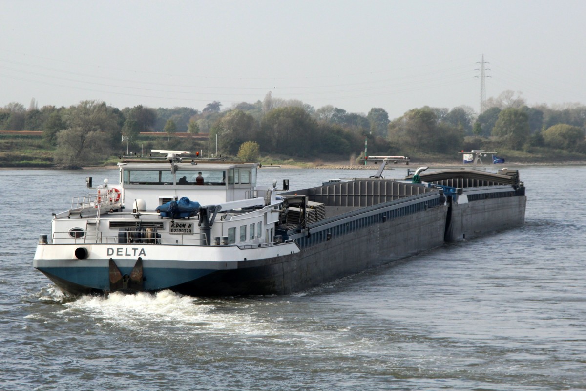 Koppelverband mit einer Ges.-Länge v. 194,5m am 23.10.2014 zw.d. Rhein-km 804-805 auf Talfahrt. Der KV besteht a.d. GSM Delta (02328379 , 110 x 11,47m) u.d. GSL Delta II (02329733 , 84,5 x 11,47m). 