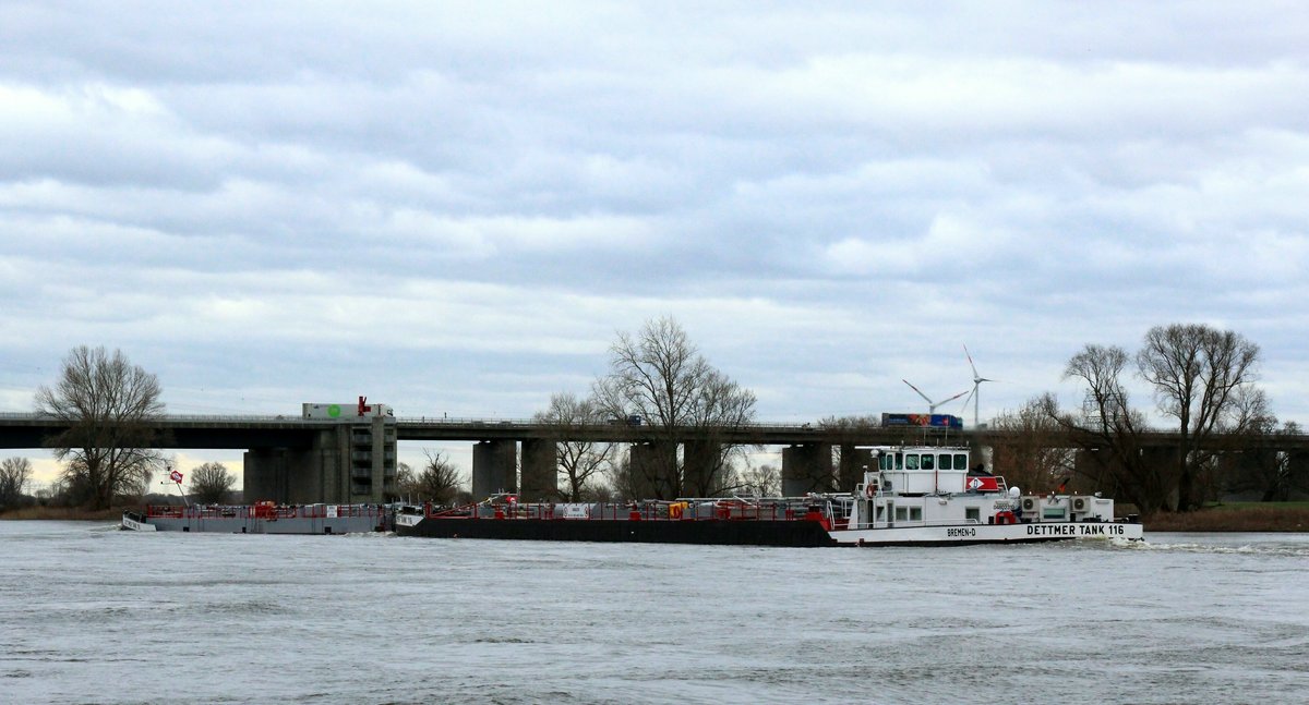 Koppelverband mit TMS Dettmer Tank 116 (04802310 , 86 x 9m) & TSL Dettmer Tank 110 (02327540 , 65 x 8,2m) am 13.03.2019 auf der Elbe Höhe km 339 (zw. der Trogbrücke bei MD und der Autobahn A2 zu Berg zum Hf. MD unterwegs.