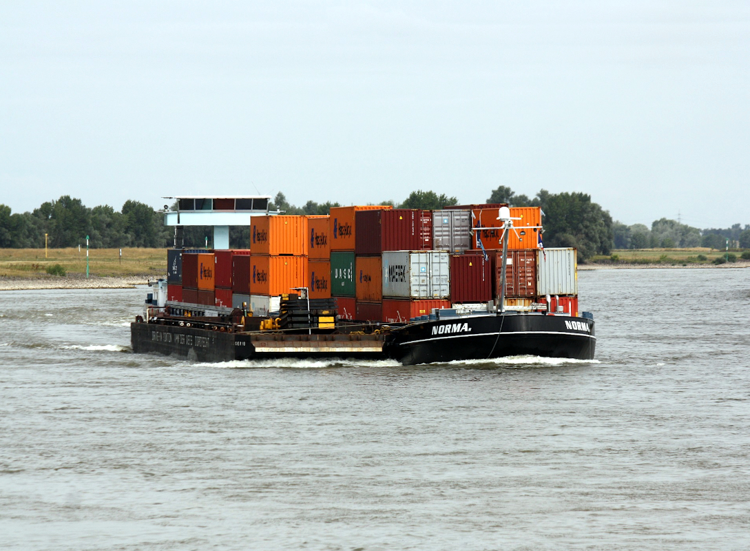 KOPPELVERBAND NORMA I (ENI:02328681) L.106,50 m B.11,45 m T 3202 TEU 192 Flagge Niederlande & Norma II (ENI:02329245) L.72,50 m B.11,45 m T 2256 TEU 144 auf dem Rhein zu Berg mit ein Leichter am 08.07.2022 in Xanten.