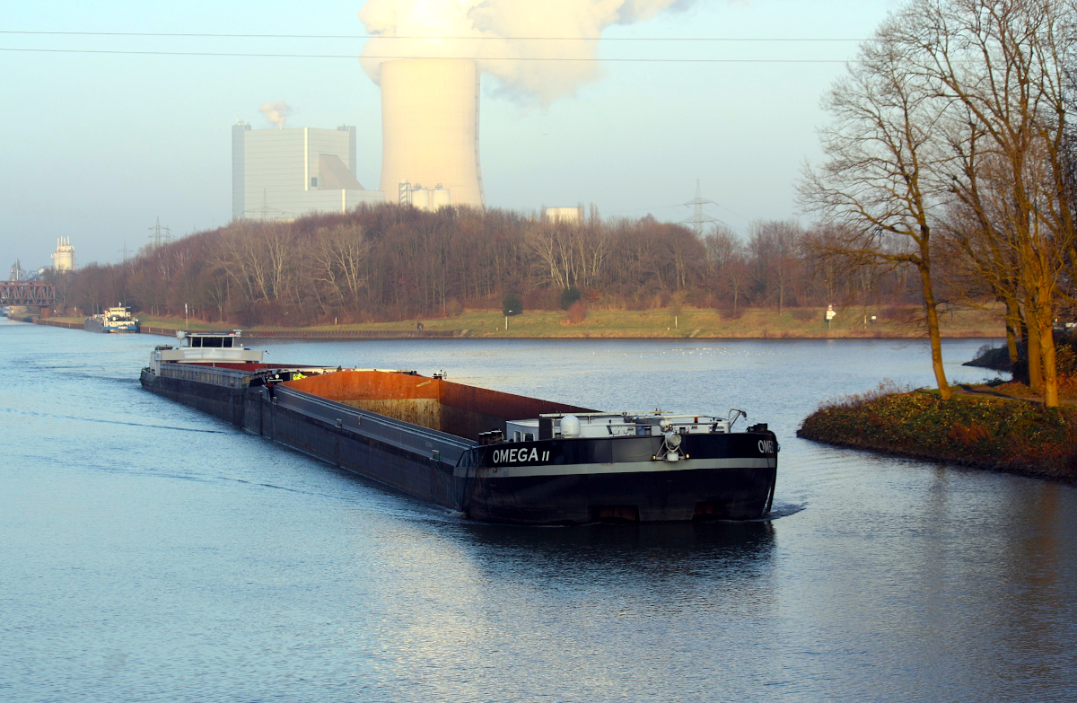 Koppelverband OMEGA (ENI:02322711) L.108 m B.11,40 m T 2014 Flagge Niederlande & OMEGA II (ENI:02335034) L.76,50 m B.11,45 m T 2369 am 13.01.2022 auf dem DEK in Datteln zu Berg nach Herne.