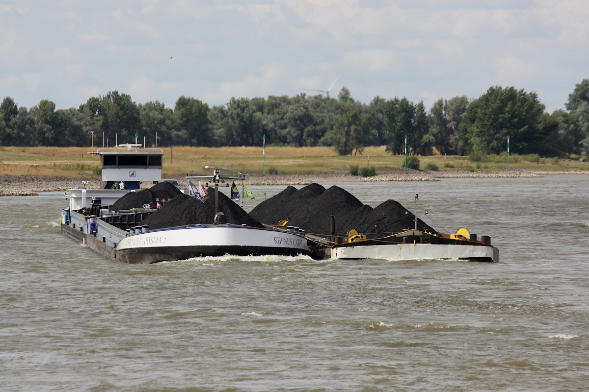 Koppelverband RHENUS CARISMA (ENI:02323258) L.92,50 m B.11,45 m T 2585 Flagge Niederlande & RHENUS CARISMA II (ENI:02323320) L. 79,50 m B.11,45 m T 2398 mit ein SL angekoppelt auf dem Rhein zu Berg am 09.07.2022 in Xanten.