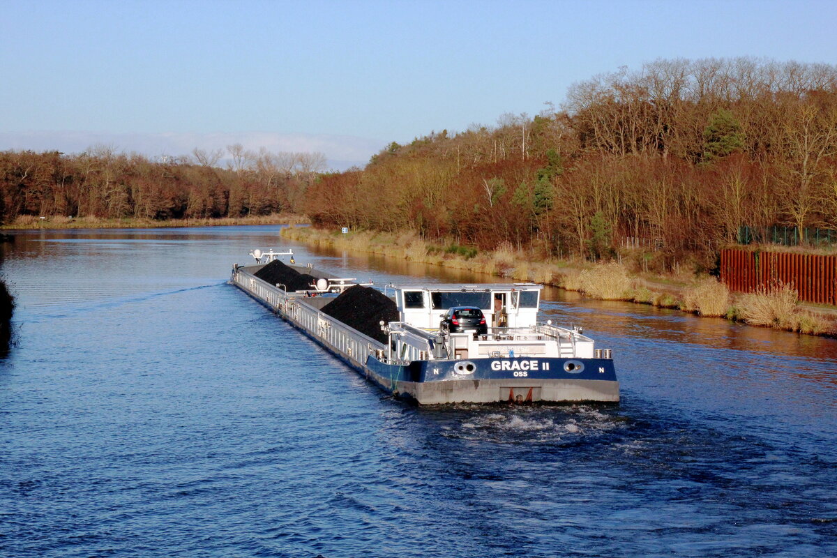 Koppelverband SGMS  GRACE II  (02338757 , 86 x 9,60m) & GSL  GRACE I  (02338756 , 86 x 9,60m) am 02.12.2021 im  ELBE-HAVEL-KANAL  vor dem Abzweig des Pareyer Verbindungskanales auf Berlin-Reise.