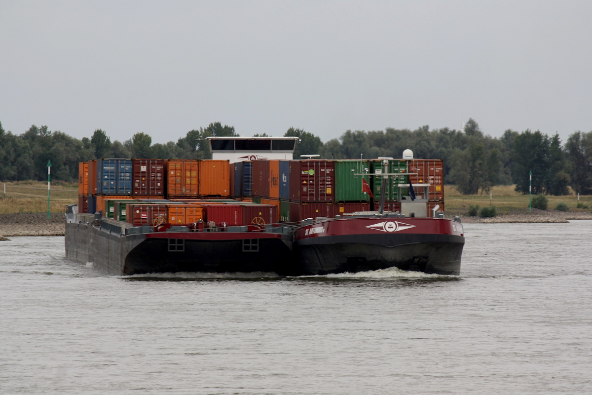 Koppelverband ST.ANTONIUS (ENI:02323909) L.110 m B.11,45 m T 2495 TEU.208 Flagge Niederlande & ST.ANTONIUS II (ENI:02324261) L.87 m B.11,45 m T 2000 TEU.160 & mit zwei SL angekoppelt am 09.07.2022 auf dem Rhein zu Berg in Xanten. 