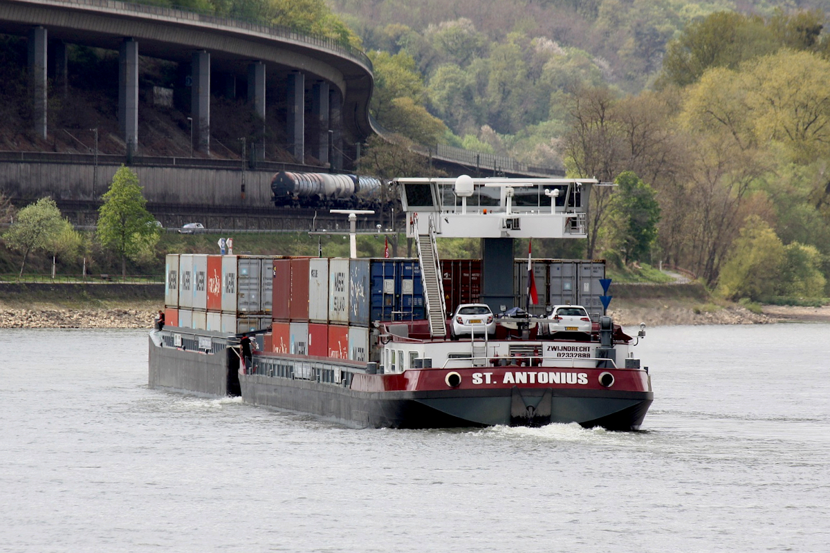 Koppelverband ST.ANTONIUS (ENI:02332899) L.110 m B.11,45 T.2495 TEU 208 Flagge Niederlande & ST.ANTONIUS II (ENI:02324261) L.87 m B.11,45 m T.2000 TEU 160 auf dem Rhein zu Tal am21.04.2022 in Andernach.