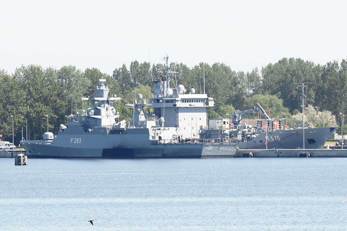 Korvette F 263 OLDENBURG am 05.06.2022 im Hafen von Rostock-Warnemünde