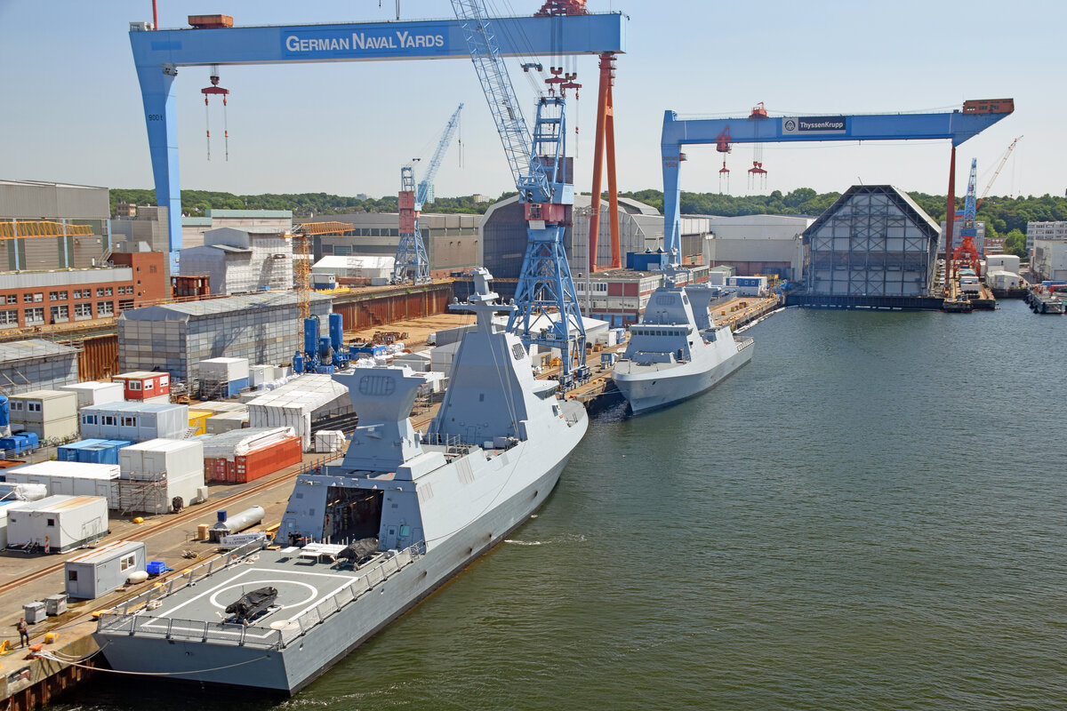 Korvette I.N.S. ATZMAUT (im Vordergrund des Bildes) am 17.07.2021 im Hafen von Kiel. Der Neubau, zur Sa'ar-6-Klasse gehörend, ist für Israel bestimmt.