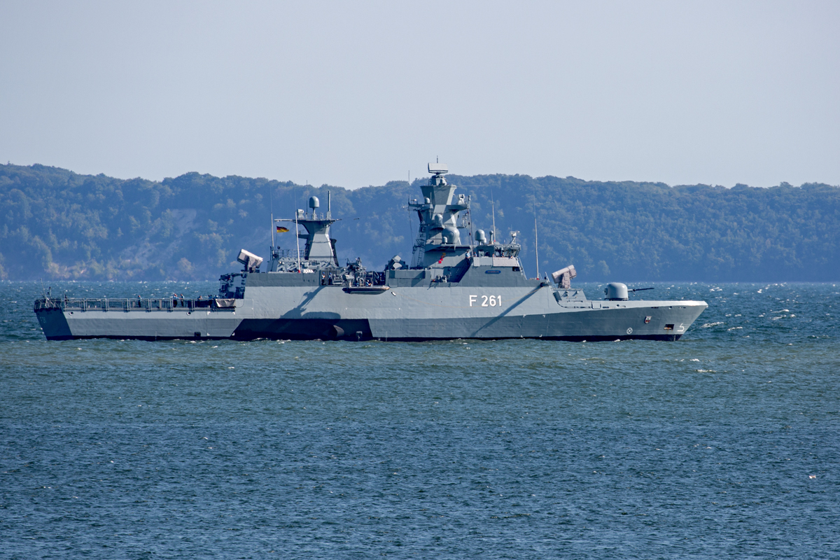 Korvette MAGDEBURG (F 261) nimmt vor Mukran ihr Schlauchboot an Bord. - 11.08.2020