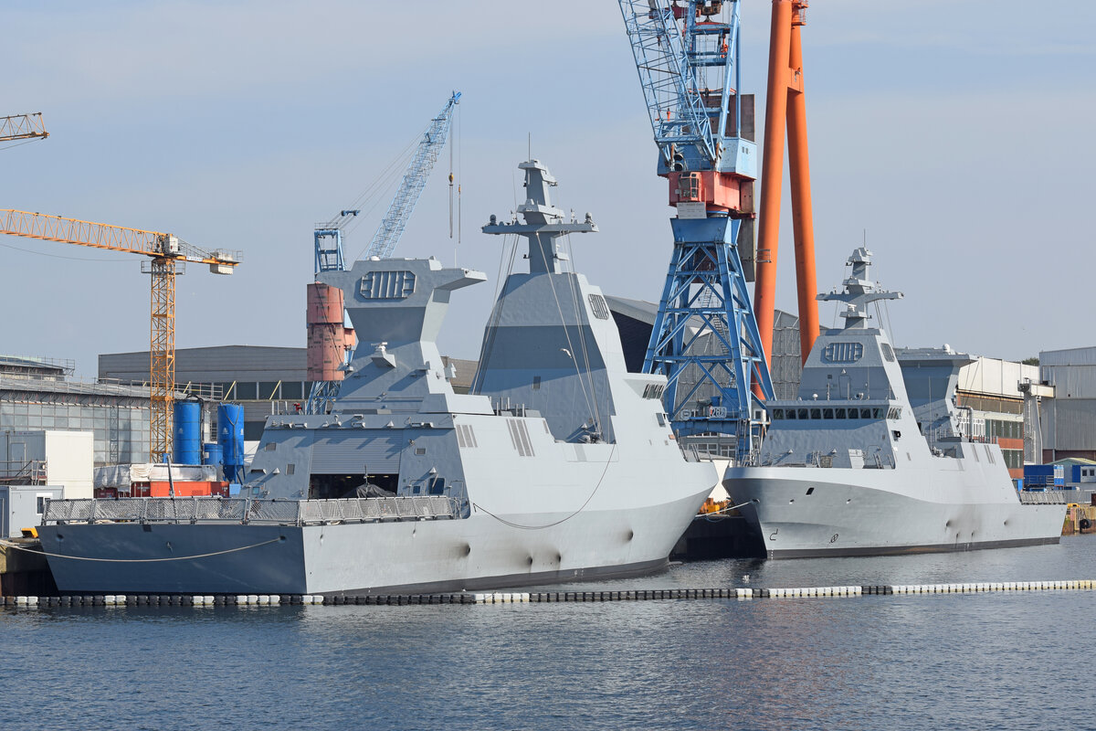 Korvetten-Neubauten INS NITZACHON (im Hintergrund) und INS ATZMAUT am 24.07.2021 im Hafen von Kiel