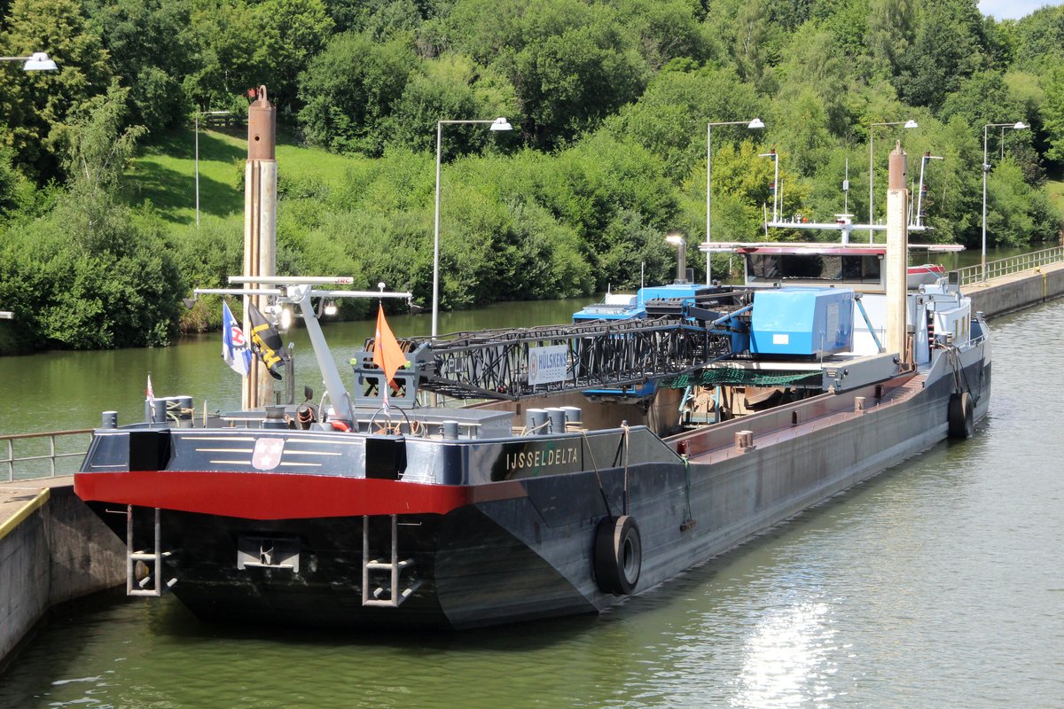 Kranschiff Ijsseldelta (02324230 , 61 x 9m) lag am 19.07.2016 vor der Schleuse Uelzen I im Unteren Vorhafen.