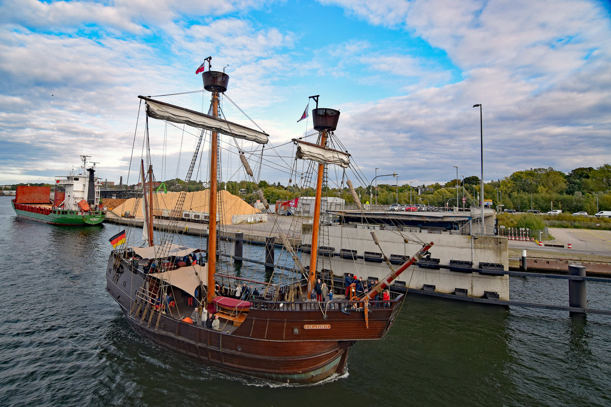 Kraweel LISA VON LÜBECK am 29.9.2018 in Lübeck kurz vor Passieren der geöffneten Eric-Warburg-Brücke