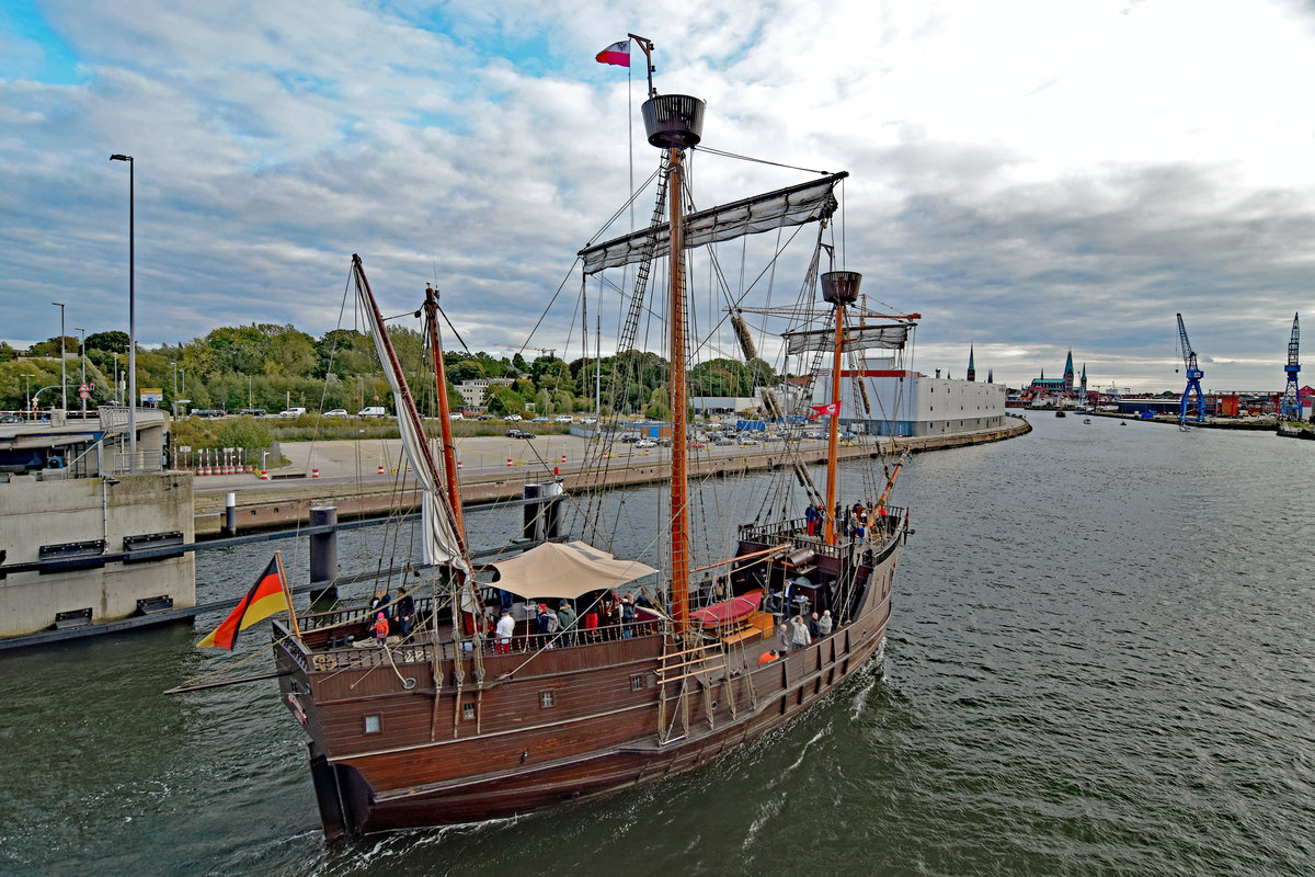 Kraweel LISA VON LÜBECK am 29.9.2018 in Lübeck kurz nach Passieren der geöffneten Eric-Warburg-Brücke