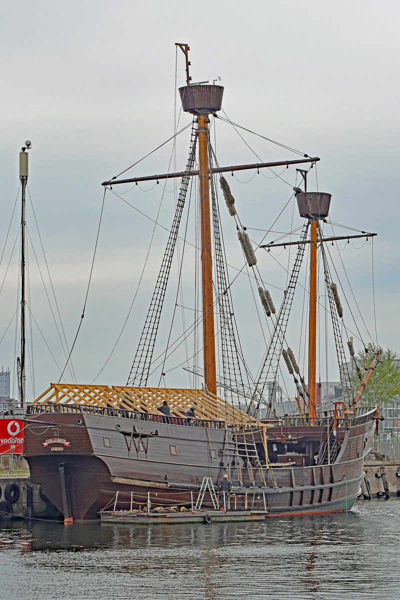Kraweel LISA VON LÜBECK am 20.10.2020 im Hafen von Lübeck. Die  Saison  ist vorüber und es werden Arbeiten ausgeführt (u.a. Maßnahmen betreffend  Wetterschutz ).