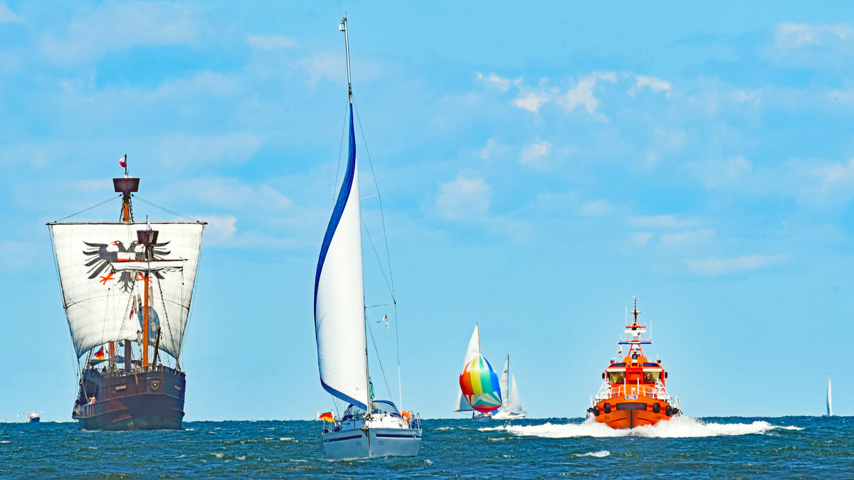 Kraweel LISA VON LÜBECK am 1.7.2018 in der Ostsee vor Lübeck-Travemünde. Rechts im Bild ist das Lotsenversetzboot LABOE zu sehen.