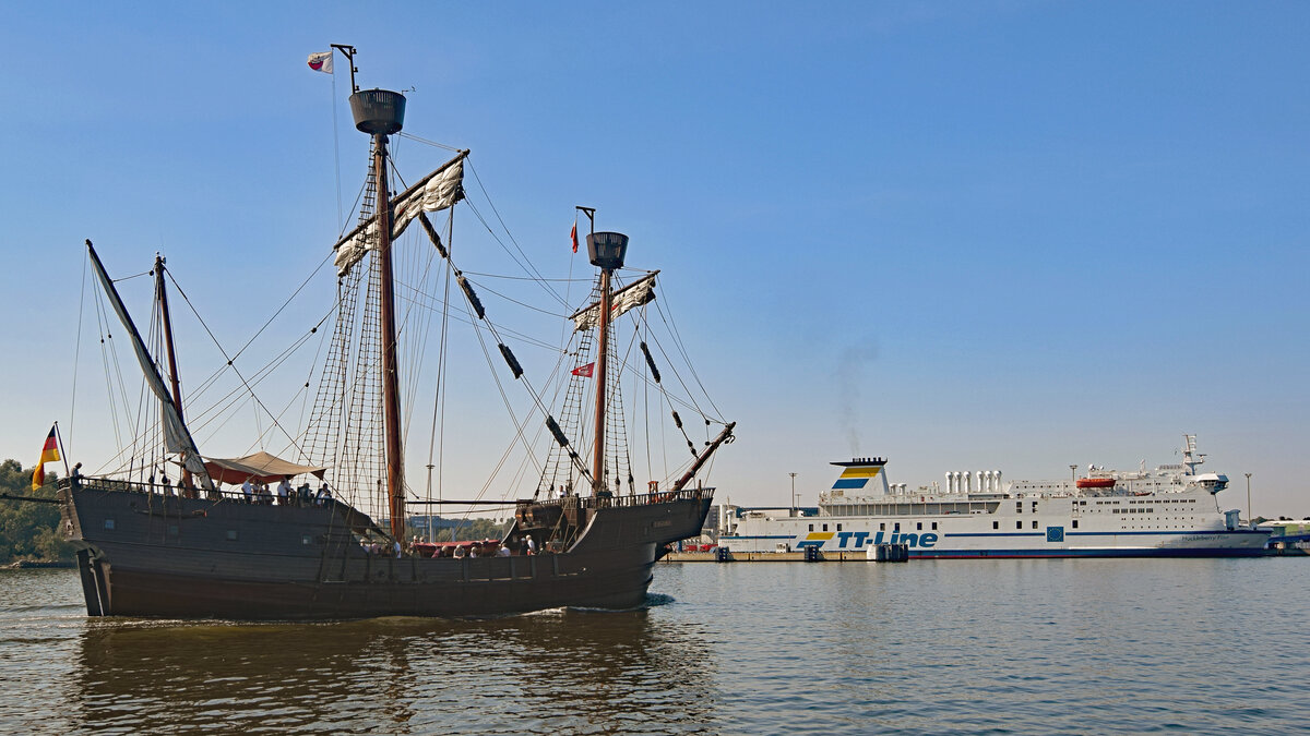 Kraweel LISA VON LÜBECK am 09.09.2021 beim Skandinavienkai Lübeck-Travemünde. Rechts im Bild: das TT-Line-Fährschiff HUCKLEBERRY FINN