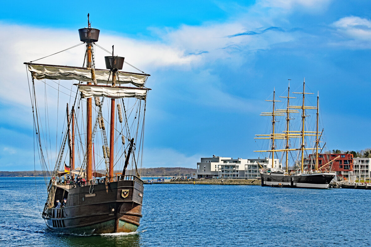 Kraweel LISA VON LÜBECK am 09.04.2022 in Lübeck-Travemünde. Rechts im Bild ist die Viermastbark PASSAT zu sehen