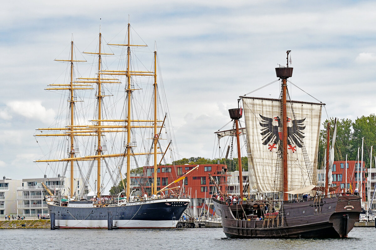 Kraweel LISA VON LÜBECK am 11.08.2023 beim Passieren der Viermastbark PASSAT in Lübeck-Travemünde