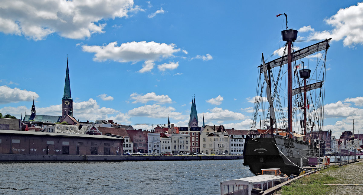 Kraweel LISA VON LÜBECK an ihrem Liegeplatz im Hafen von Lübeck. Aufnahme vom 17.06.2017