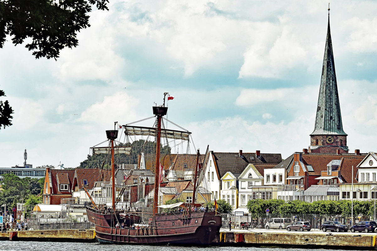 Kraweel LISA VON LÜBECK im Hafen von Lübeck-Travemünde. Aufnahme vom 26.06.2016