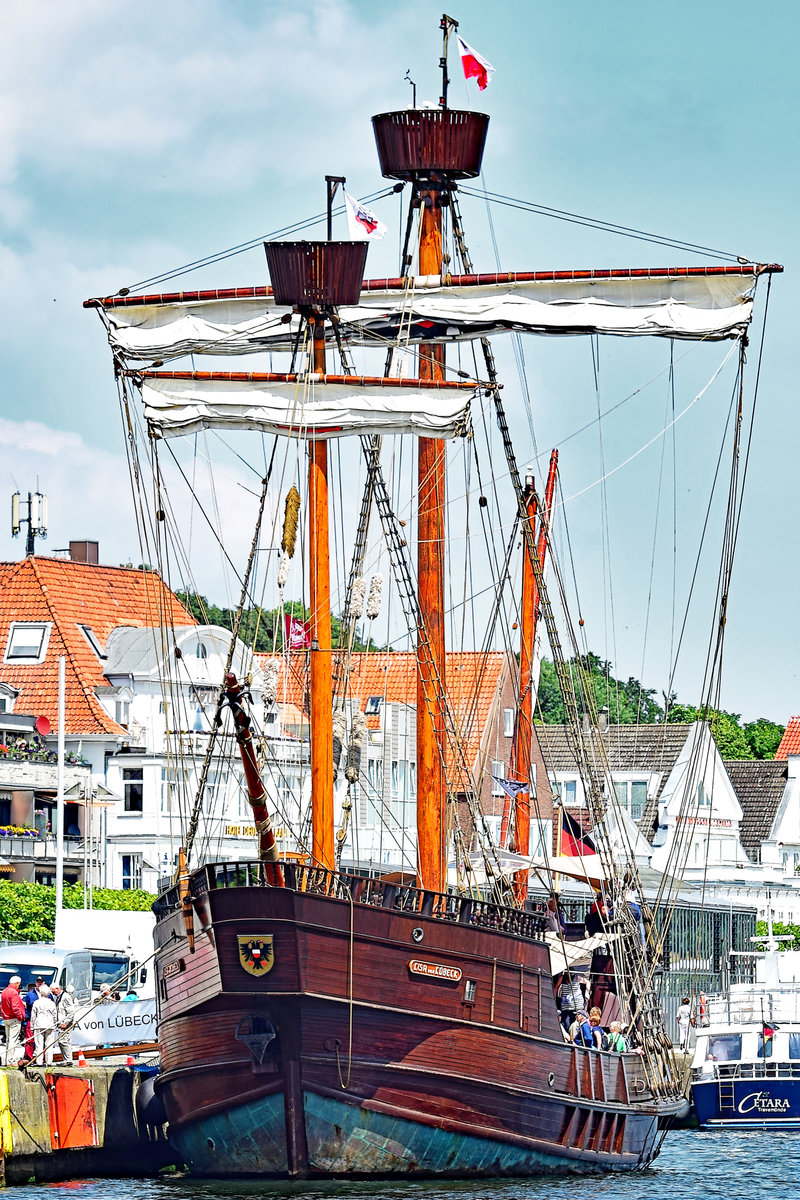 Kraweel LISA VON LÜBECK in Lübeck-Travemünde. Aufnahme vom 26.06.2016