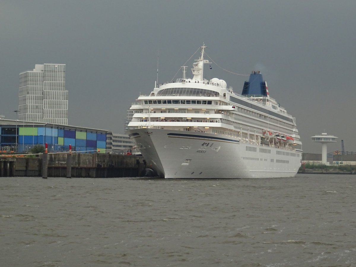 Kreuzfahrer  Asuka 2  in Hamburg am 10.05.18