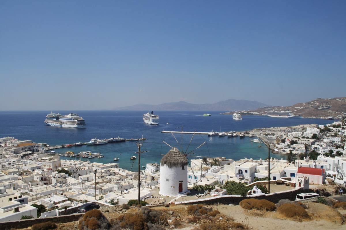 Kreuzfahrertreffen vor Mykonos-Stadt unter anderem von AIDAstella und der Norwegian Spirit. (17.8.2015)