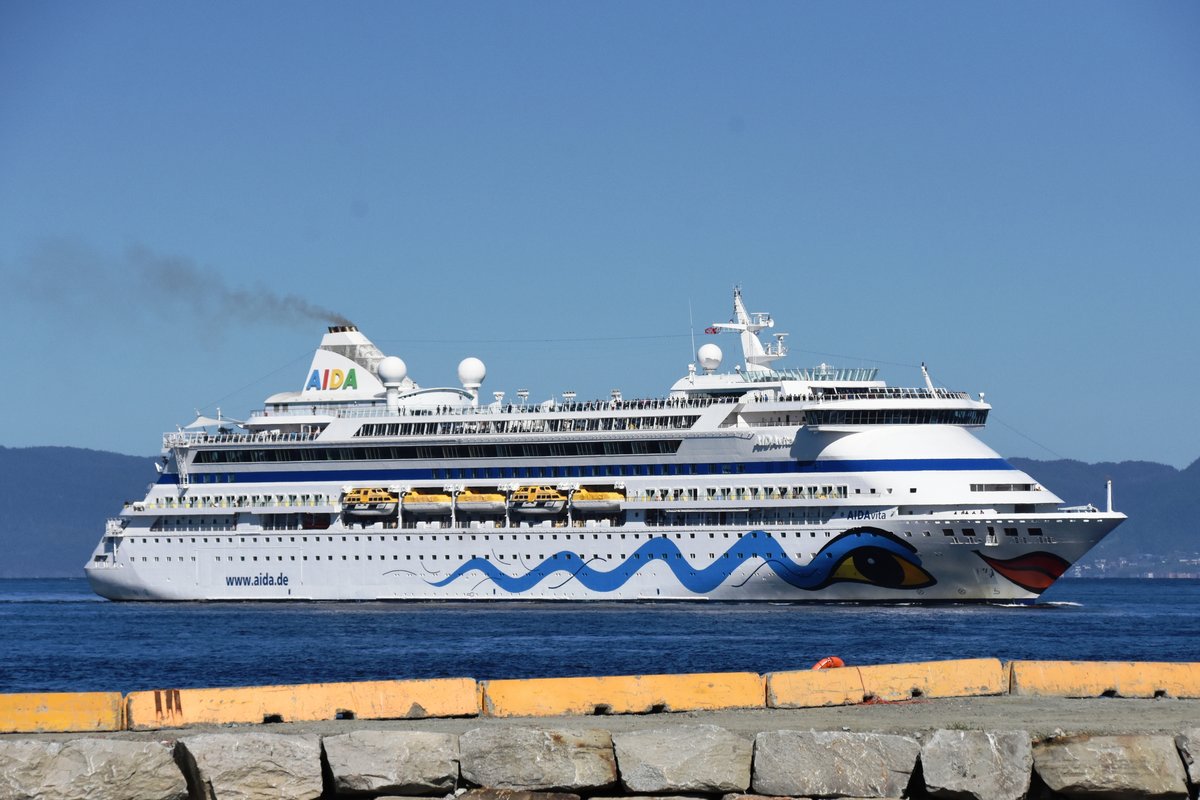 Kreuzfahrtschiff AIDA VITA läuft in den Hafen von Trondheim ein -- Baujahr: 2002 / Flagge: Italien / IMO/MMSI: 9221554/247114900 / gesehen in Trondheim (Provinz Trøndelag/Norwegen), 30.05.2018