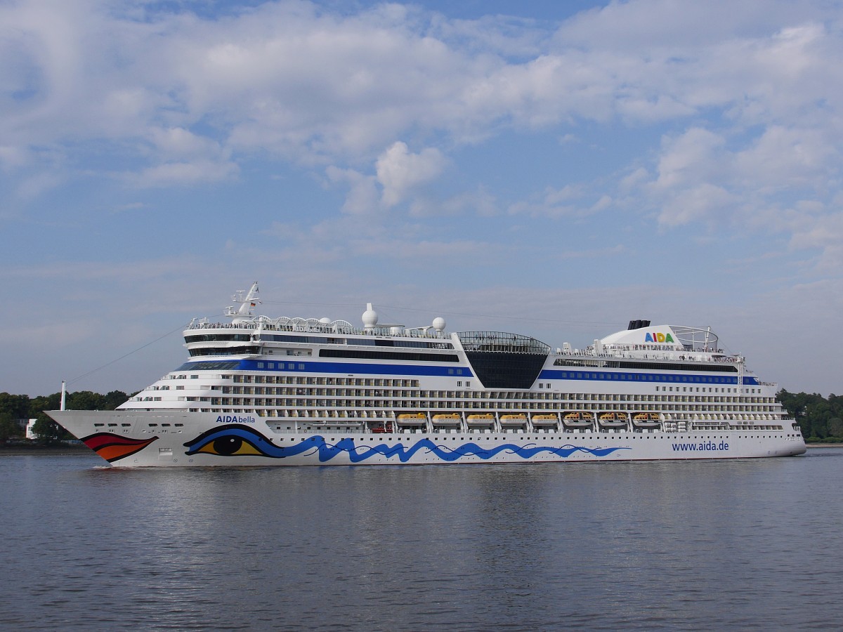 Kreuzfahrtschiff AIDAbella auslaufend Hamburg, 11.07.2015
