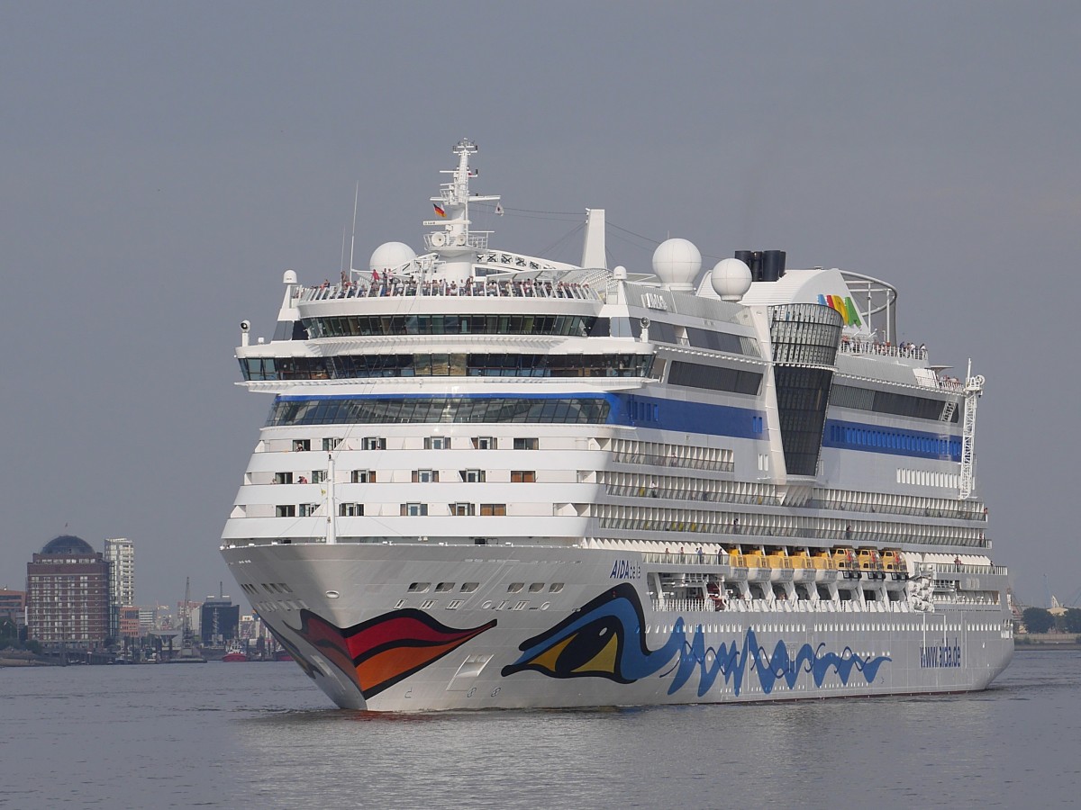 Kreuzfahrtschiff AIDAbella auslaufend Hamburg, im Hintergrund der Museumshafen Övelgönne, 11.07.2015
