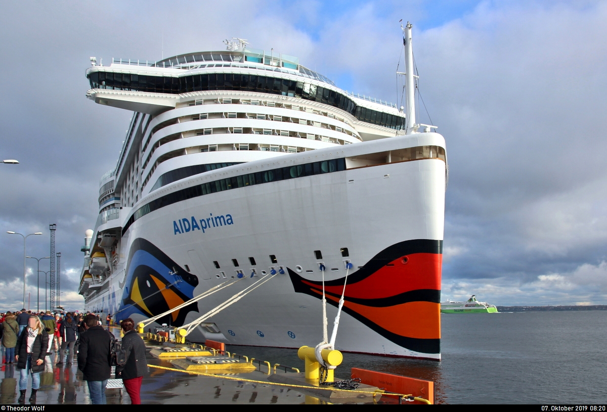 Kreuzfahrtschiff  AIDAprima  der Carnival Corporation & plc liegt im Hafen von Tallinn (EST). [7.10.2019 | 8:20 Uhr]
