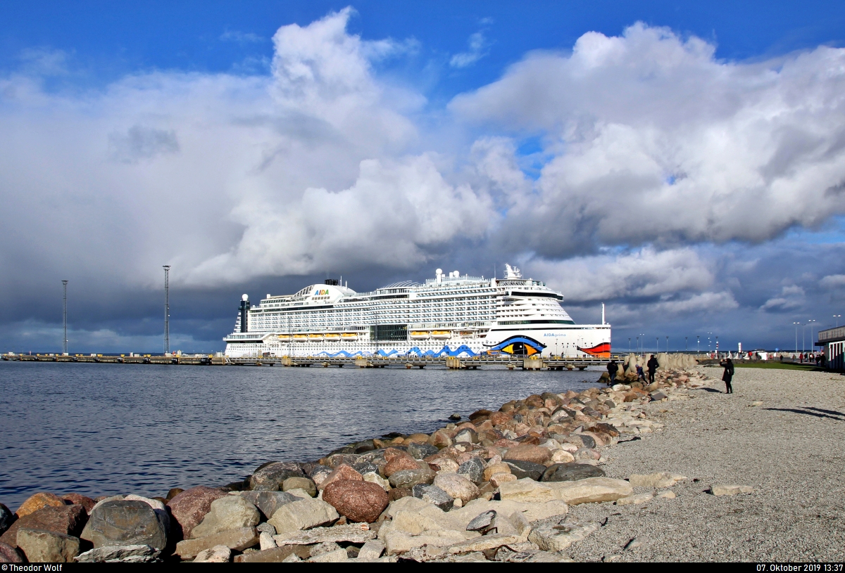 Kreuzfahrtschiff  AIDAprima  der Carnival Corporation & plc liegt im Hafen von Tallinn (EST). [7.10.2019 | 13:37 Uhr]
