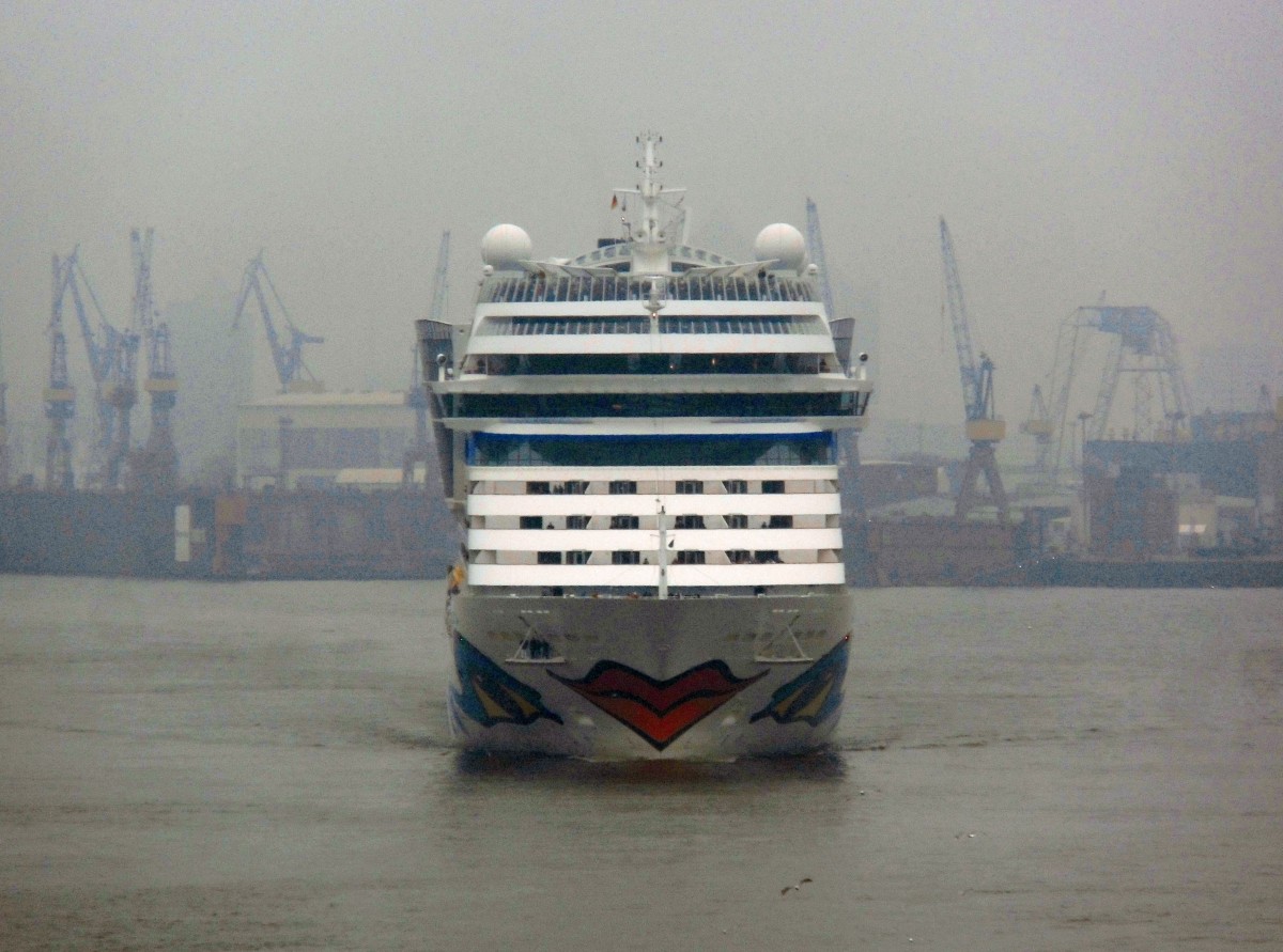 Kreuzfahrtschiff  AIDAsol  am 05.04.14 auslaufend Hamburg