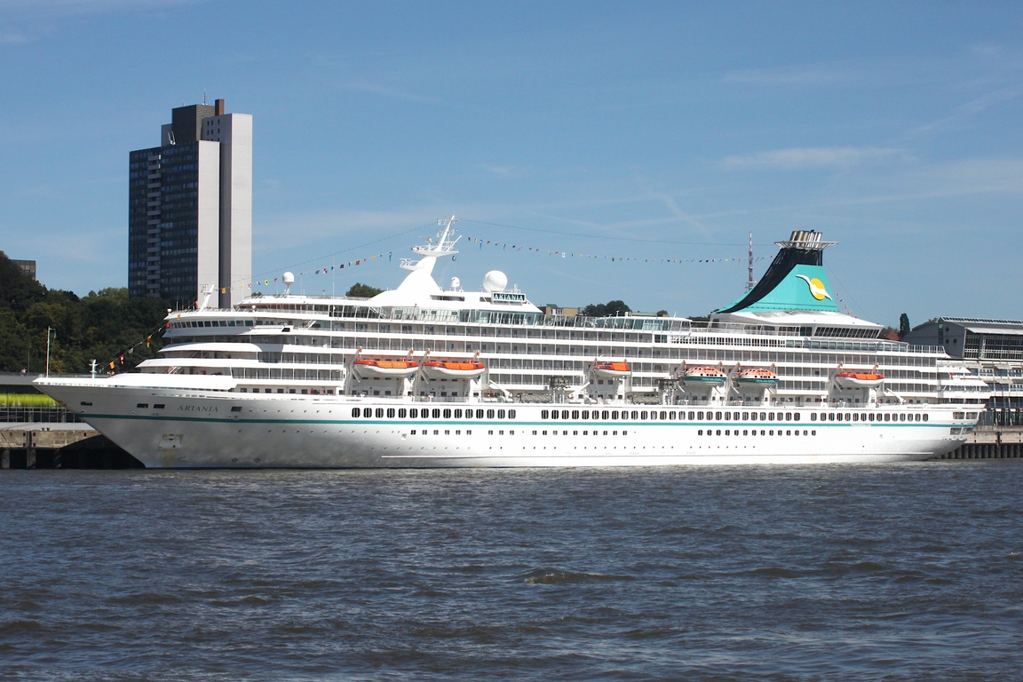 Kreuzfahrtschiff ARTANIA (IMO 8201480); Datum: 12.08.2026; Aufnahmeort: Elbe/Hafen Hamburg, Deutschland.