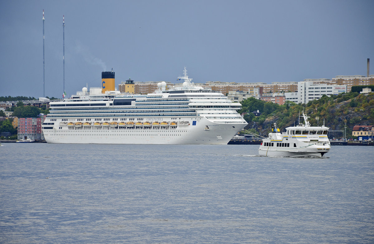 Kreuzfahrtschiff Costa Pacifica in Stockholm. Länge: 290,2 Meter (Lea) 247,7 Meter (Lpp). Breite: 35,5 Meter. Tiefgang:max. 8,3 Meter. Verdrängung: 56.654,3 Tonnen. Vermessung: 114.288 BRZ / 87.298 NRZ. Besatzung: 1110. Maschine: Dieselmotoren (6 × 12.600 kW). Maschinen-leistung: 4 × 10.500 kW (elektrisch). Höchst-geschwindigkeit	21,5 kn (40 km/h). Tragfähigkeit: 10.000 tdw. Zugelassene Passagierzahl: 3780.


Aufnahme: 25.- Juli 2017.