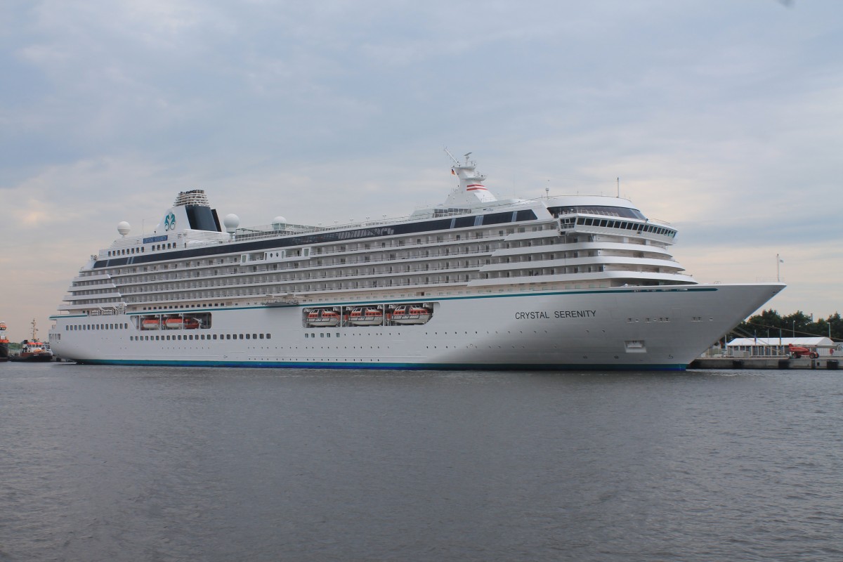 Kreuzfahrtschiff  CRYSTAL SERENITY  in Warnemünde
Anlauf am 17.06.2013