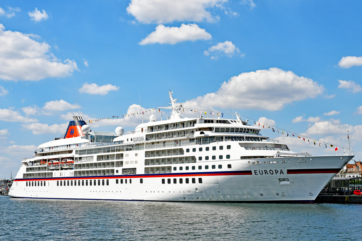 Kreuzfahrtschiff EUROPA (IMO 9183855) am 07.07.2023 beim Ostpreussenkai in Lübeck-Travemünde