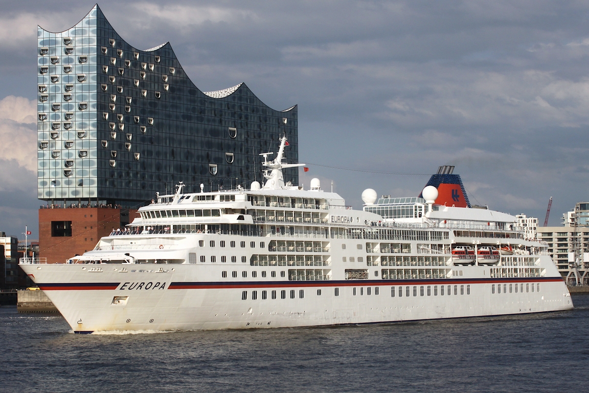 Kreuzfahrtschiff EUROPA (IMO 9183855); Eigner/Betreiber: Hapag Lloyd Kreuzfahrten; Datum: 05.08.2026; Aufnahmeort: Elbe/Hafen Hamburg, Deutschland.