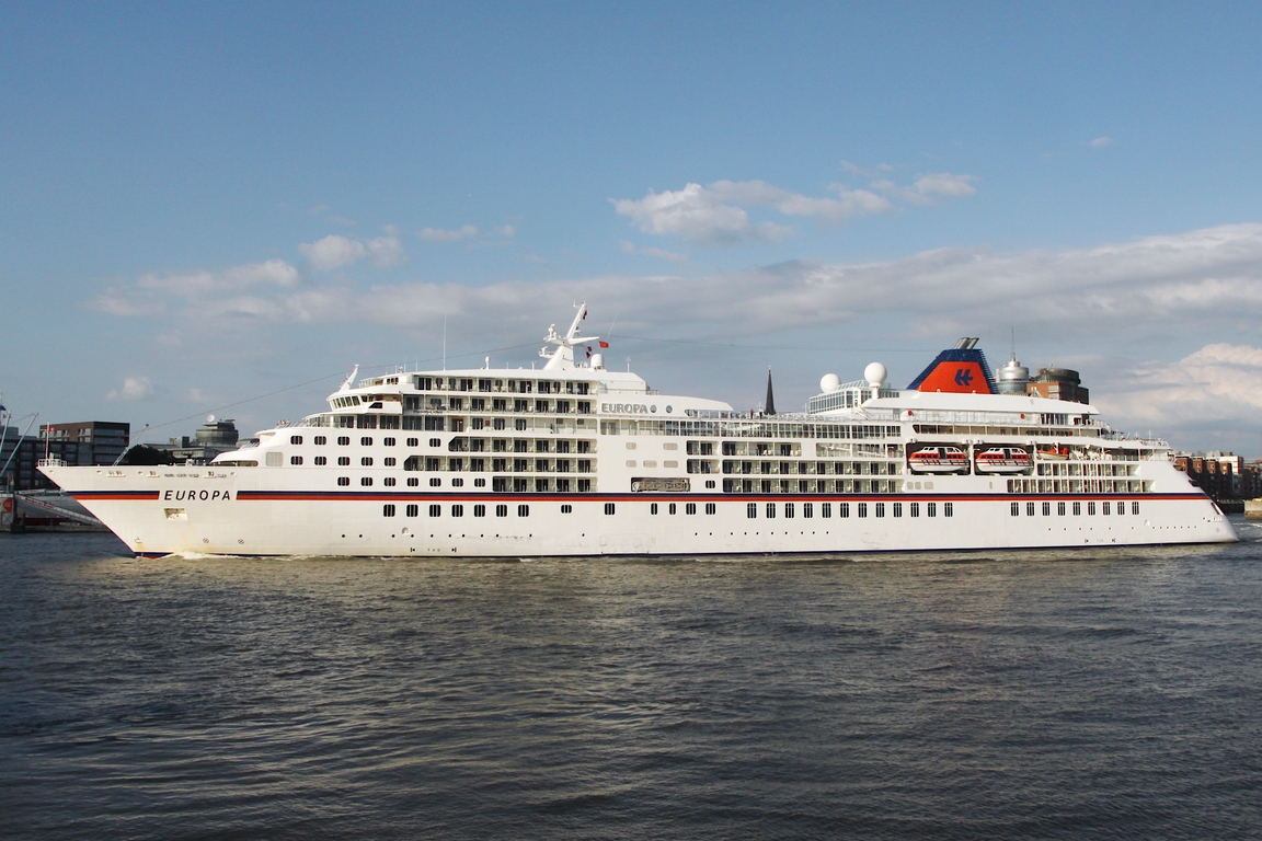 Kreuzfahrtschiff EUROPA (IMO 9183855); Eigner/Betreiber: Hapag Lloyd Kreuzfahrten; Datum: 05.08.2026; Aufnahmeort: Elbe/Hafen Hamburg, Deutschland.
