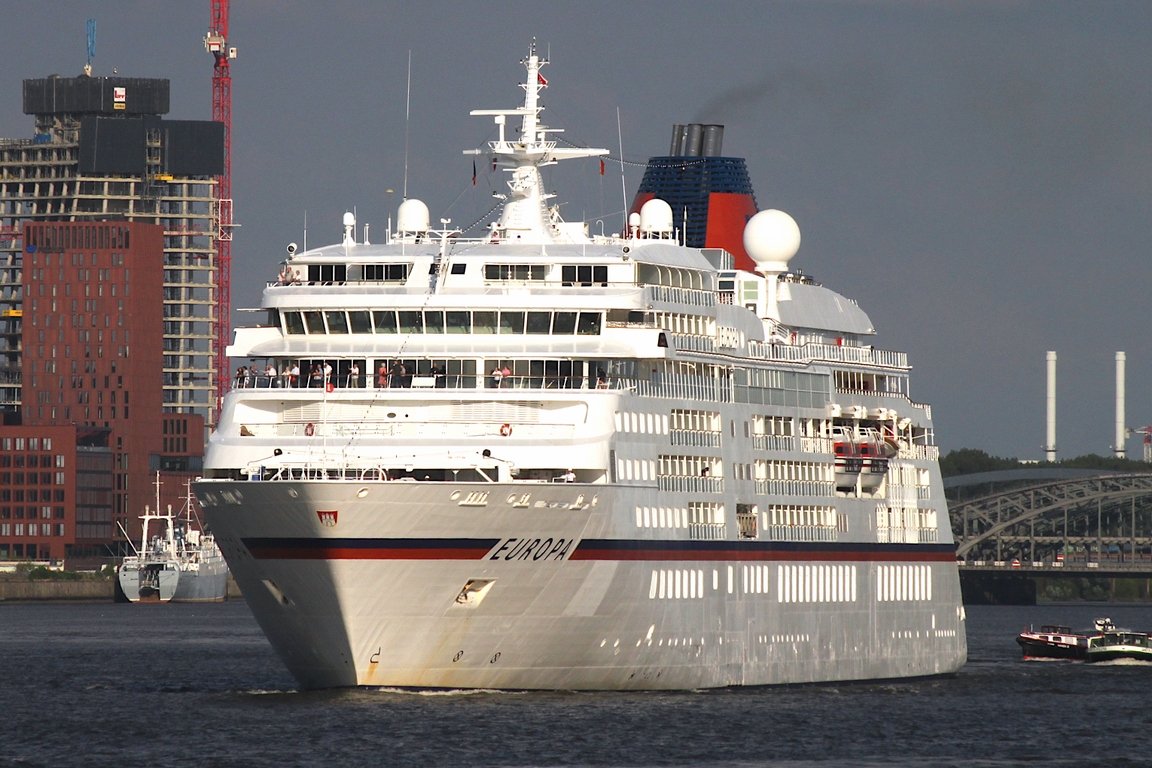 Kreuzfahrtschiff EUROPA (IMO 9183855); Eigner/Betreiber: Hapag Lloyd Kreuzfahrten; Datum: 05.08.2026; Aufnahmeort: Elbe/Hafen Hamburg, Deutschland.