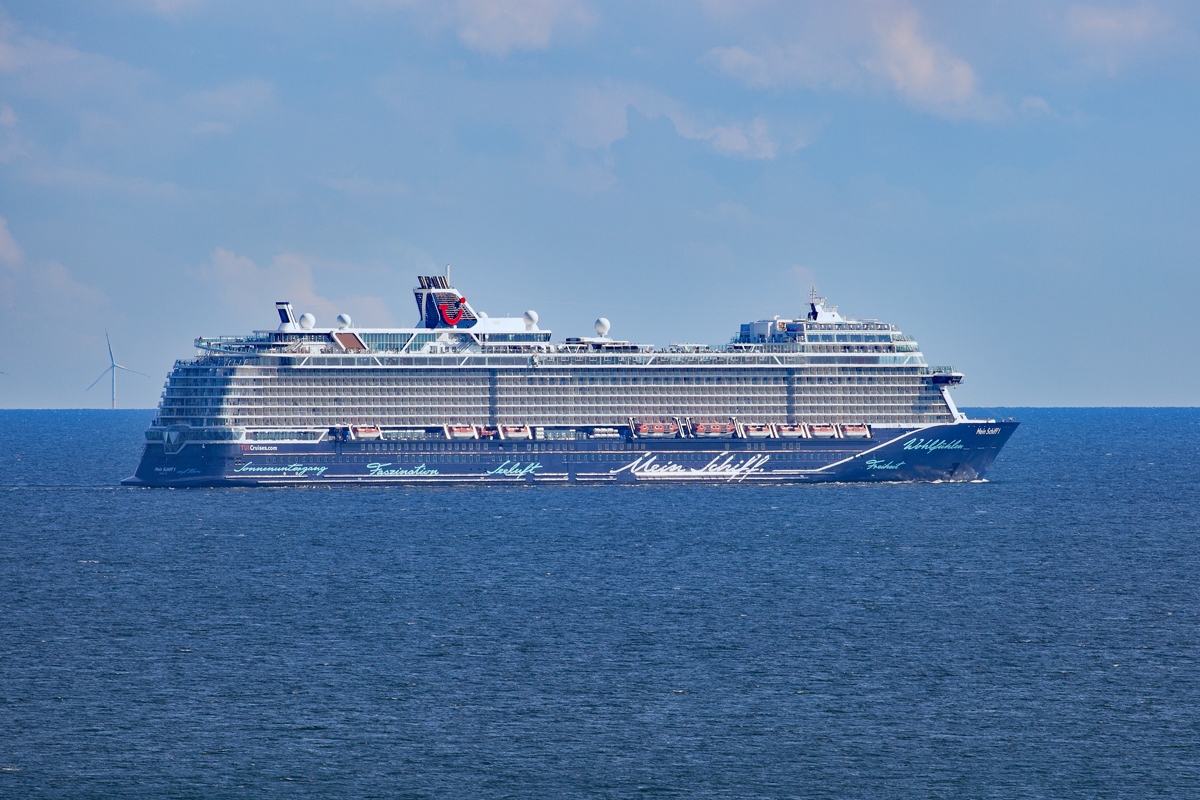 Kreuzfahrtschiff MEIN SCHIFF 1 (IMO 9783564) mit einer Länge von  316 Meter vor Rügen. - 29.08.2020