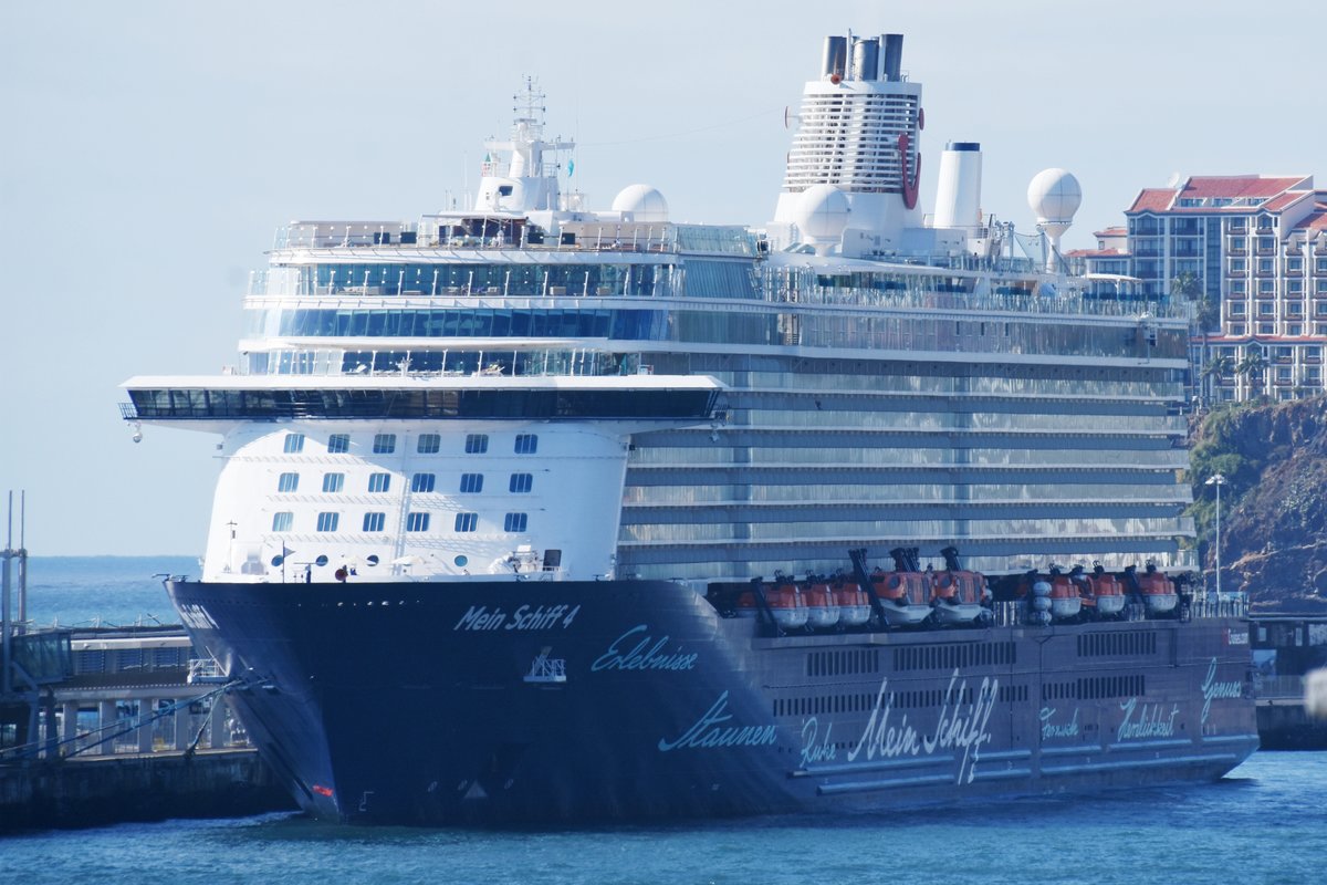 Kreuzfahrtschiff MEIN SCHIFF 4 im Hafen von Funchal -- Baujahr: 2015 / Flagge: Malta / IMO/MMSI: 9678408/229678000 / gesehen in Funchal (Madeira/Portugal), 23.01.2018