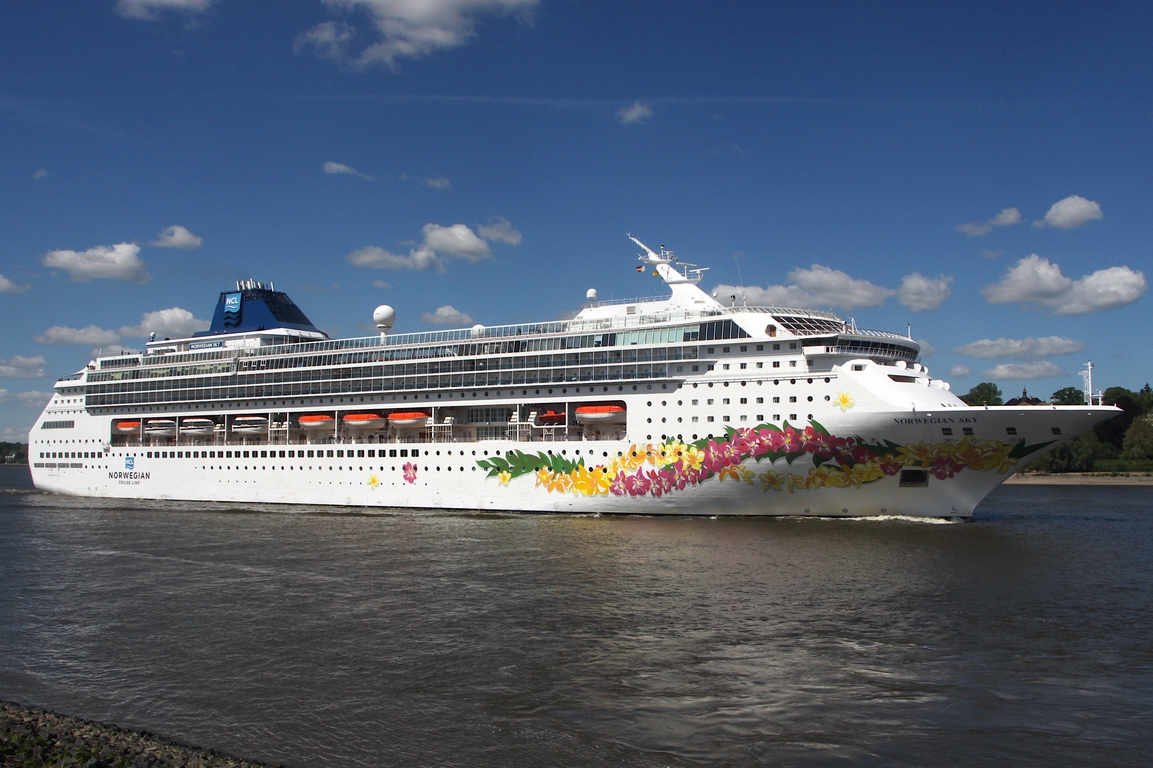 Kreuzfahrtschiff NORWEGIAN SKY (IMO 9128532); Eigner/Betreiber: NCL; Datum: 07.05.2026; Aufnahmeort: Elbe/Hafen Hamburg, Deutschland.