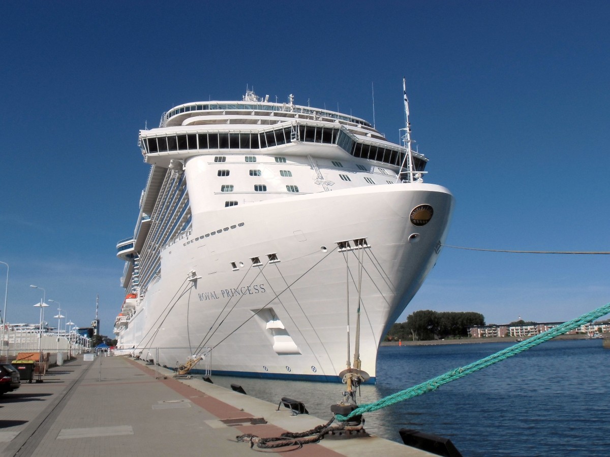 Kreuzfahrtschiff  Royal Princess  am 17.06.14 in Warnemünde.