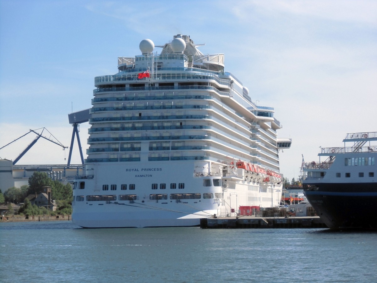 Kreuzfahrtschiff  Royal Princess  am 17.06.14 in Warnemünde.