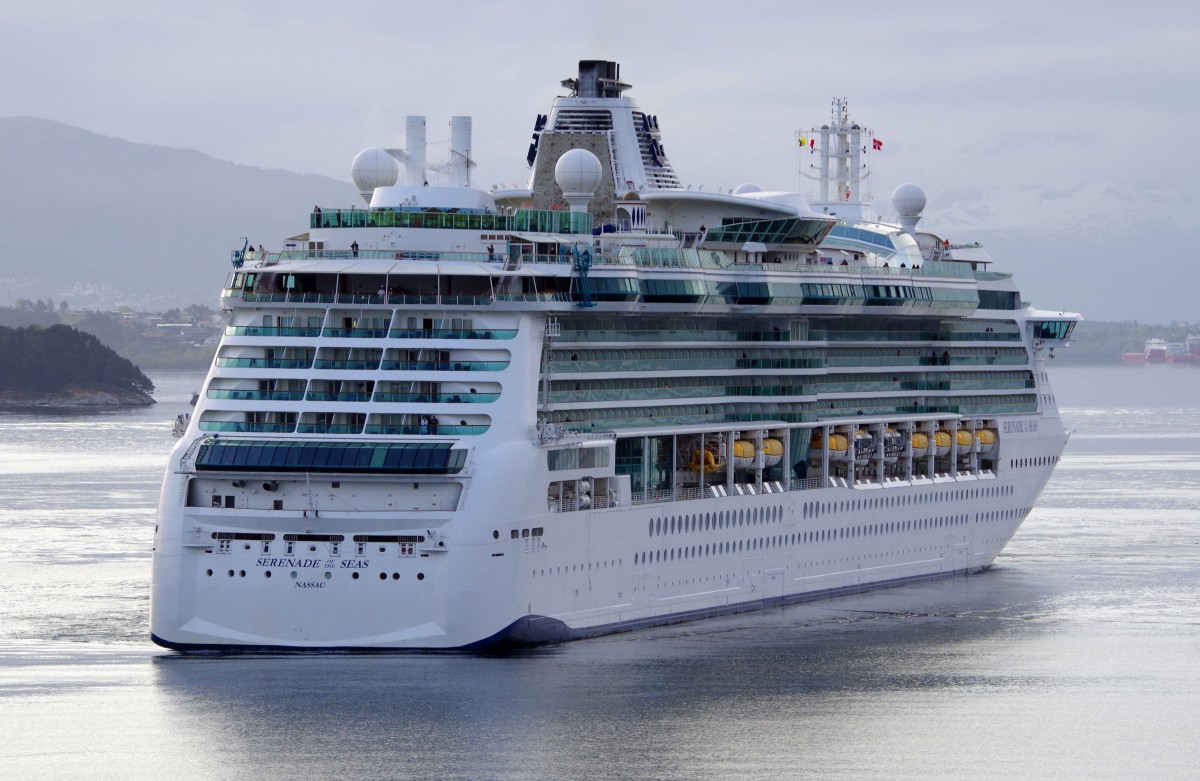 Kreuzfahrtschiff  Serenade of the Seas  am 13.05.15 in Alesund (NOR)