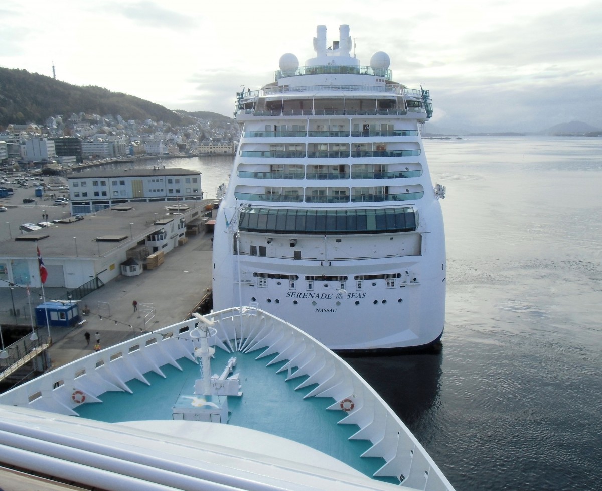 Kreuzfahrtschiff  Serenade of the Seas  vor dem Kreuzfahrtschiff  ARTANIA  am 13.05.15 in Alesund (NOR)