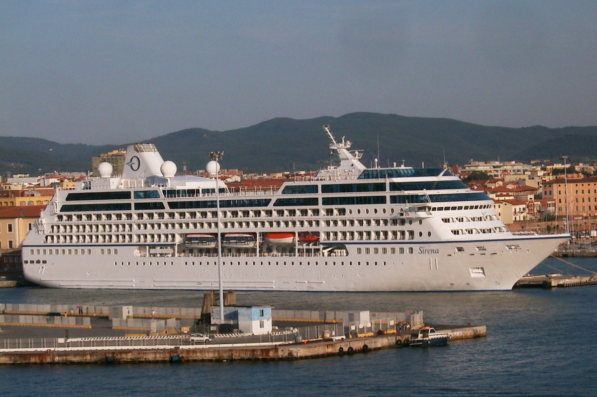 Kreuzfahrtschiff 'Sirena' von Oceania Cruises im Hafen von Livorno am 19.07.2017.
Schiffsregister: Marshall-Inseln.
