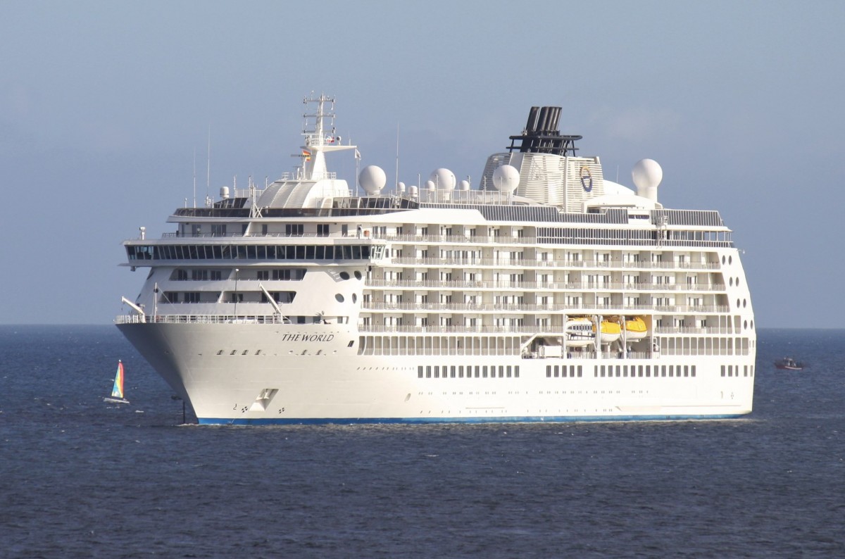 Kreuzfahrtschiff  THE WORLD  liegt am 26.12.2013 vor Arrecife auf Reede.